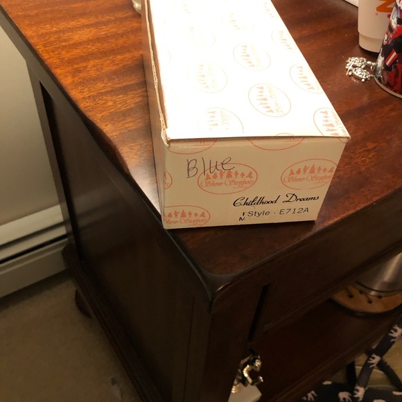 Porcelain “Childhood Dreams” doll by Show-Stoppers - Picture 5 of 6